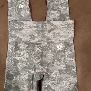 Women’s best Gray Camouflage Leggings with Durable Fabric